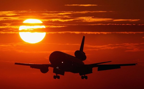 Самолет на рассвете