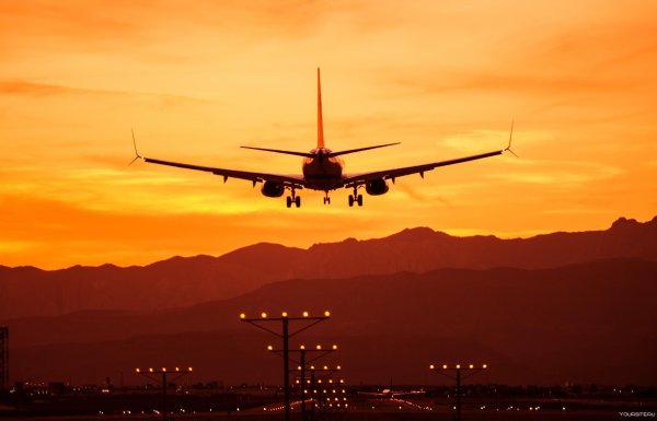 Самолет взлетает