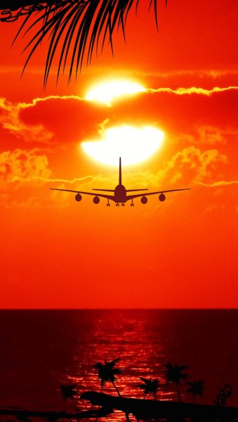 Самолет на закате над морем