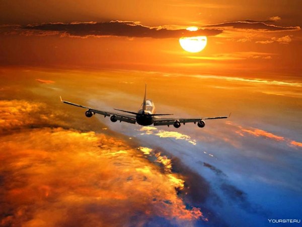 Взлет самолета на закате