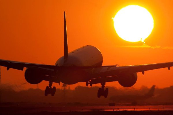 Самолет на закате