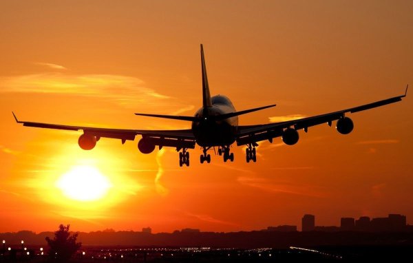 Самолет на закате