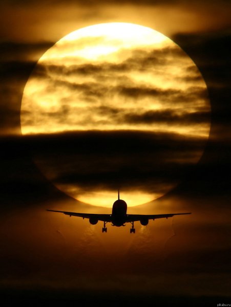 Самолет на закате