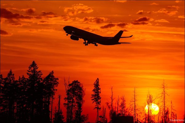Самолет взлетает на закате