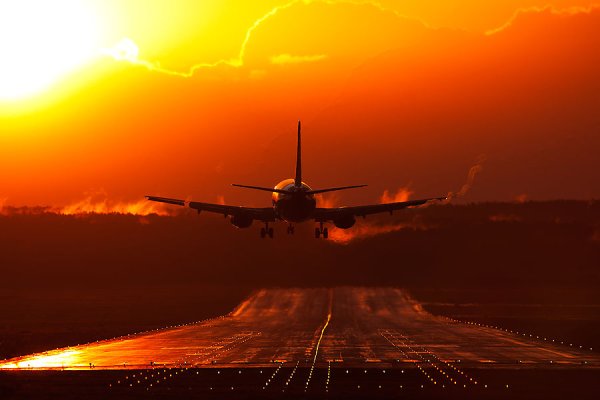 Самолет на закате