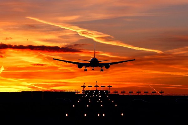 Самолёт взлетает ночью