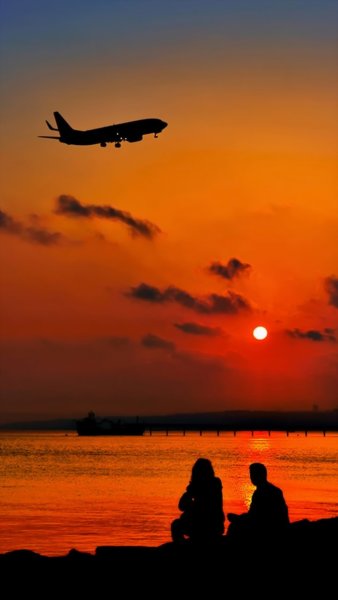 Самолеты на закате с рукой