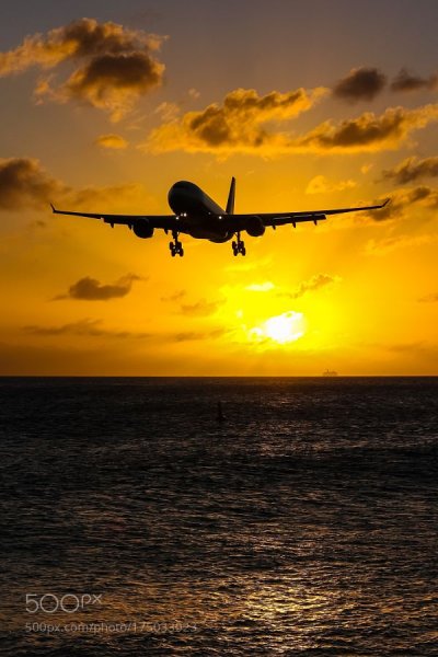 Самолет на закате