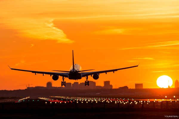 Самолет на закате