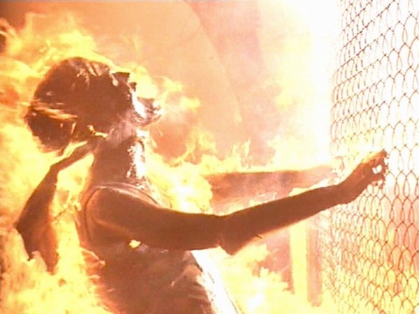 Человек в пустыне жара