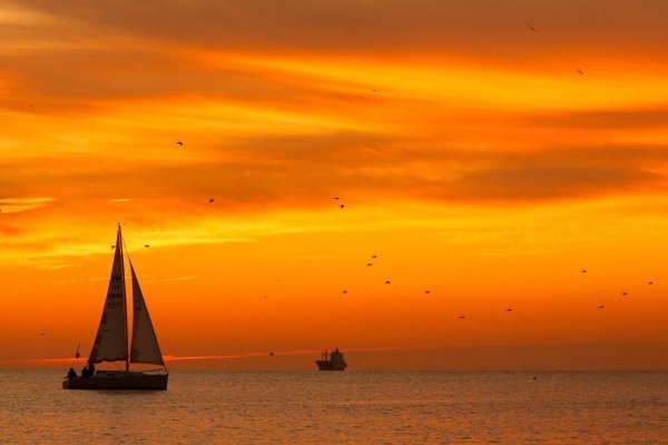 Море закат корабль