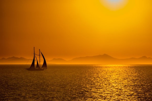 Море скалы закат яхта