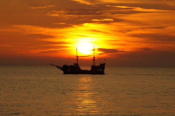 Море закат корабль