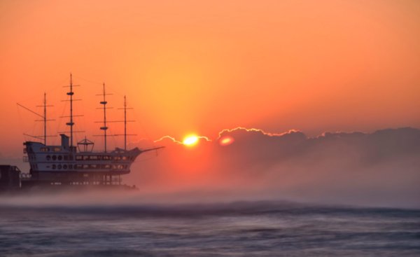 Море закат корабль