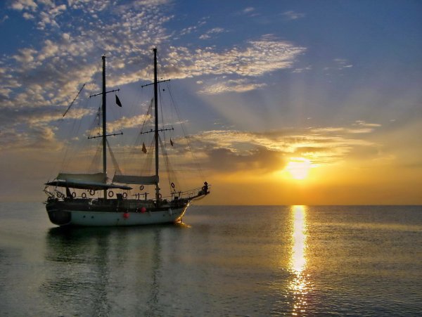 Парусник в тихом море