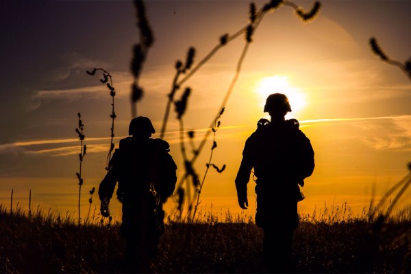 Солдат на фоне заката