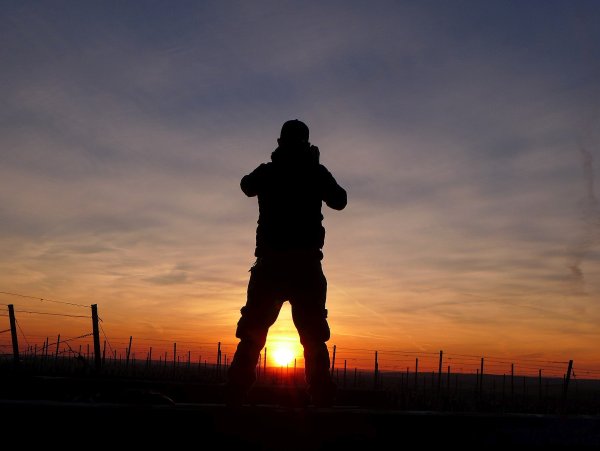 Солдат на фоне заката