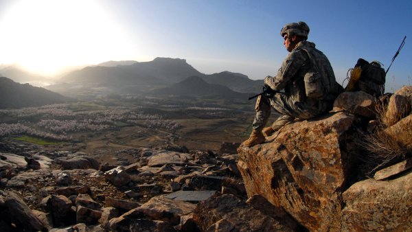 Солдат на фоне заката