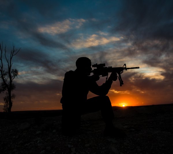 Солдат на фоне заката