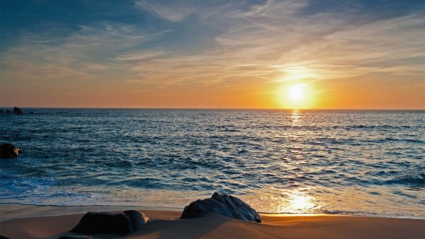 Рассвет на берегу моря