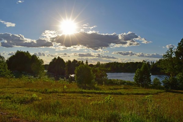 Сияет солнце водыблещую