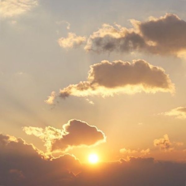 Человек в лучах солнца