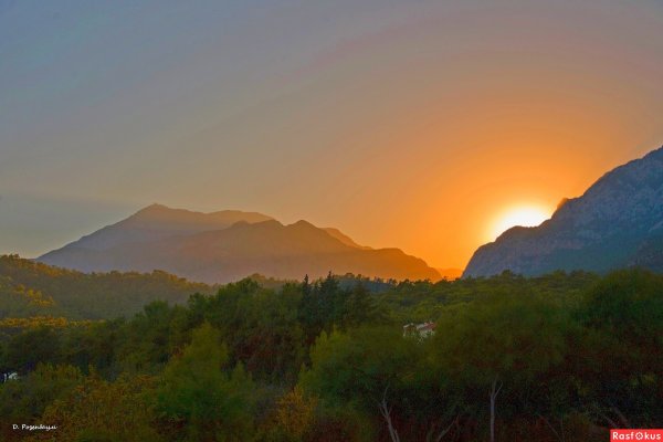 Солнце прячется за горы