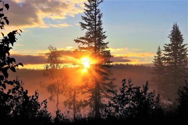 Солнце прячется за горы