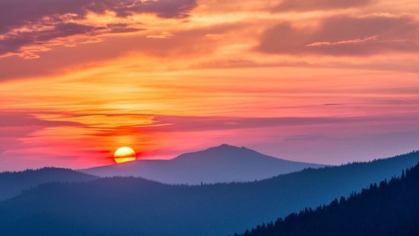 Закат солнца за горами