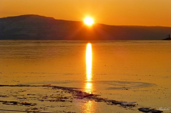 Солнечная дорожка на закате