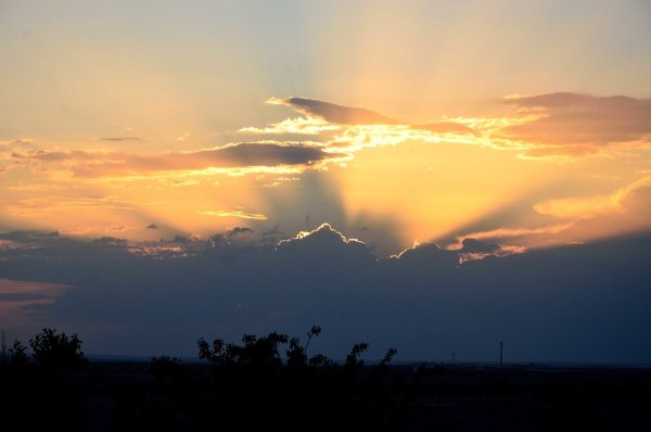 Солнце садится в тучу