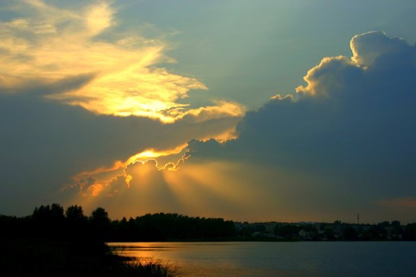 Солнце садится в облака