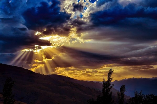 Грозовое небо и солнце