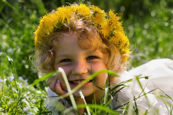 Улыбающиеся дети на природе
