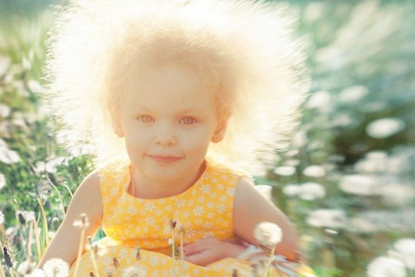 Девочка с одуванчиком