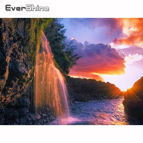 Водопад в лучах солнца