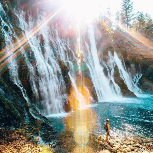 Водопад и солнце и кувшинчик