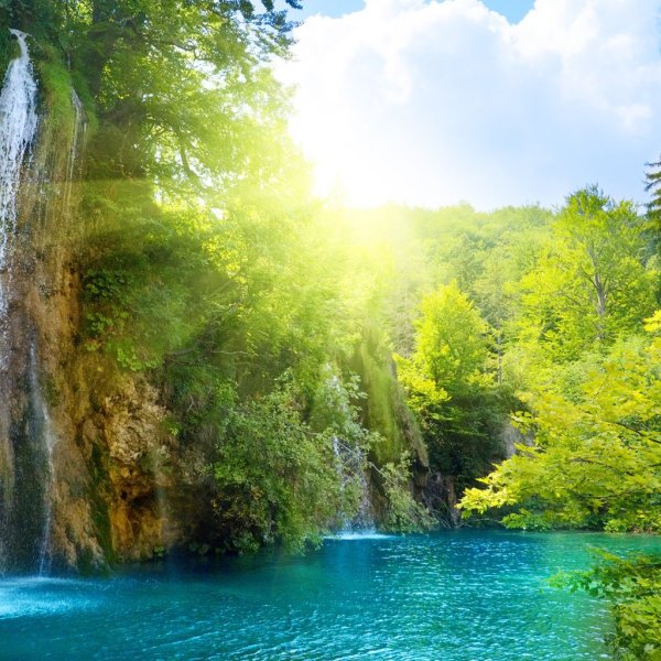 Водопад с красивым закатом