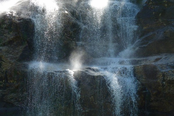 Водопад в лучах солнца фото