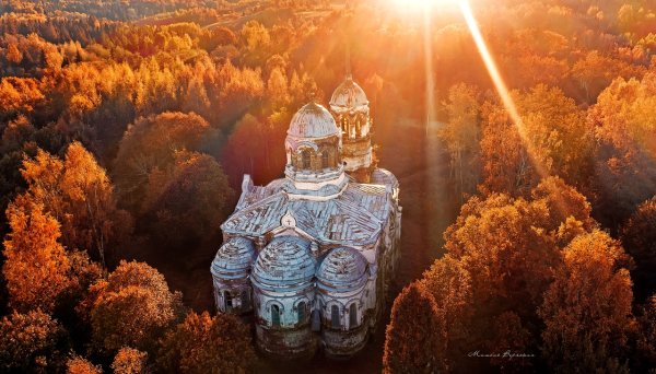 Солнечные лучи в храме