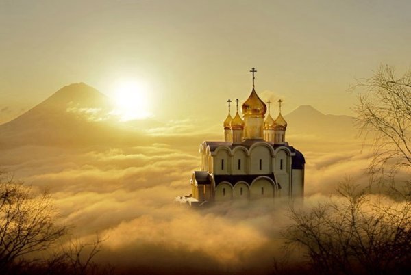 Церковь на фоне гор