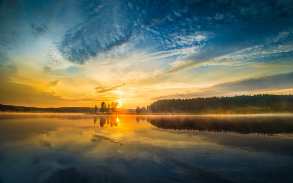 Закат над озером