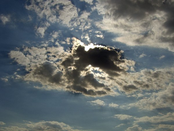 Солнце скрылось в облачках