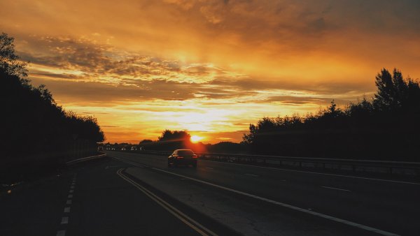 Машина на закате