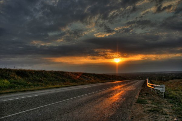 Дорога в лучах солнца