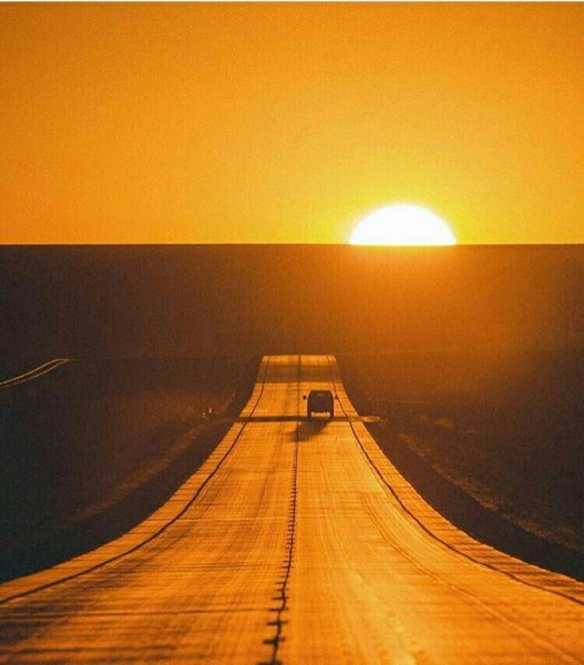 Дорога, освещенная солнцем