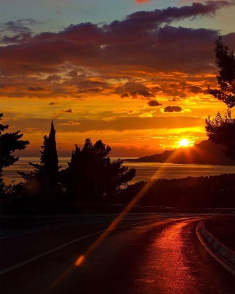 Дорога в степи на закате