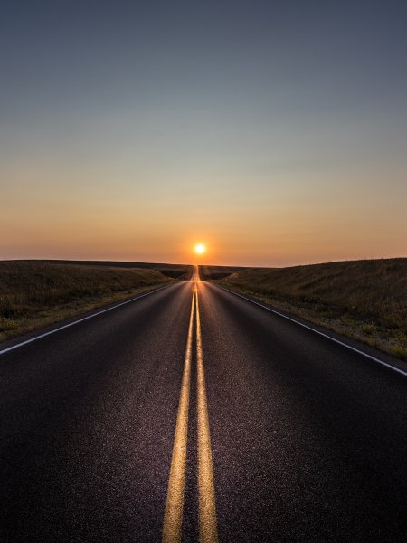 Красивый закат дорога