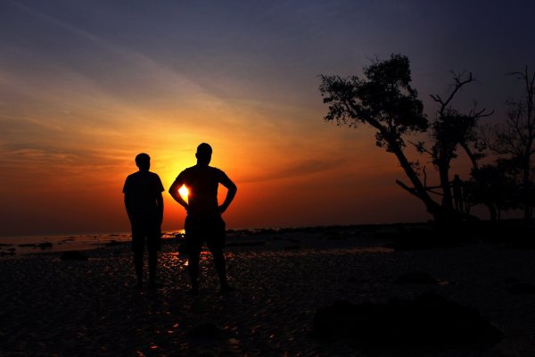 Два человека на закате