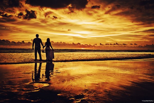Влюбленная пара на закате